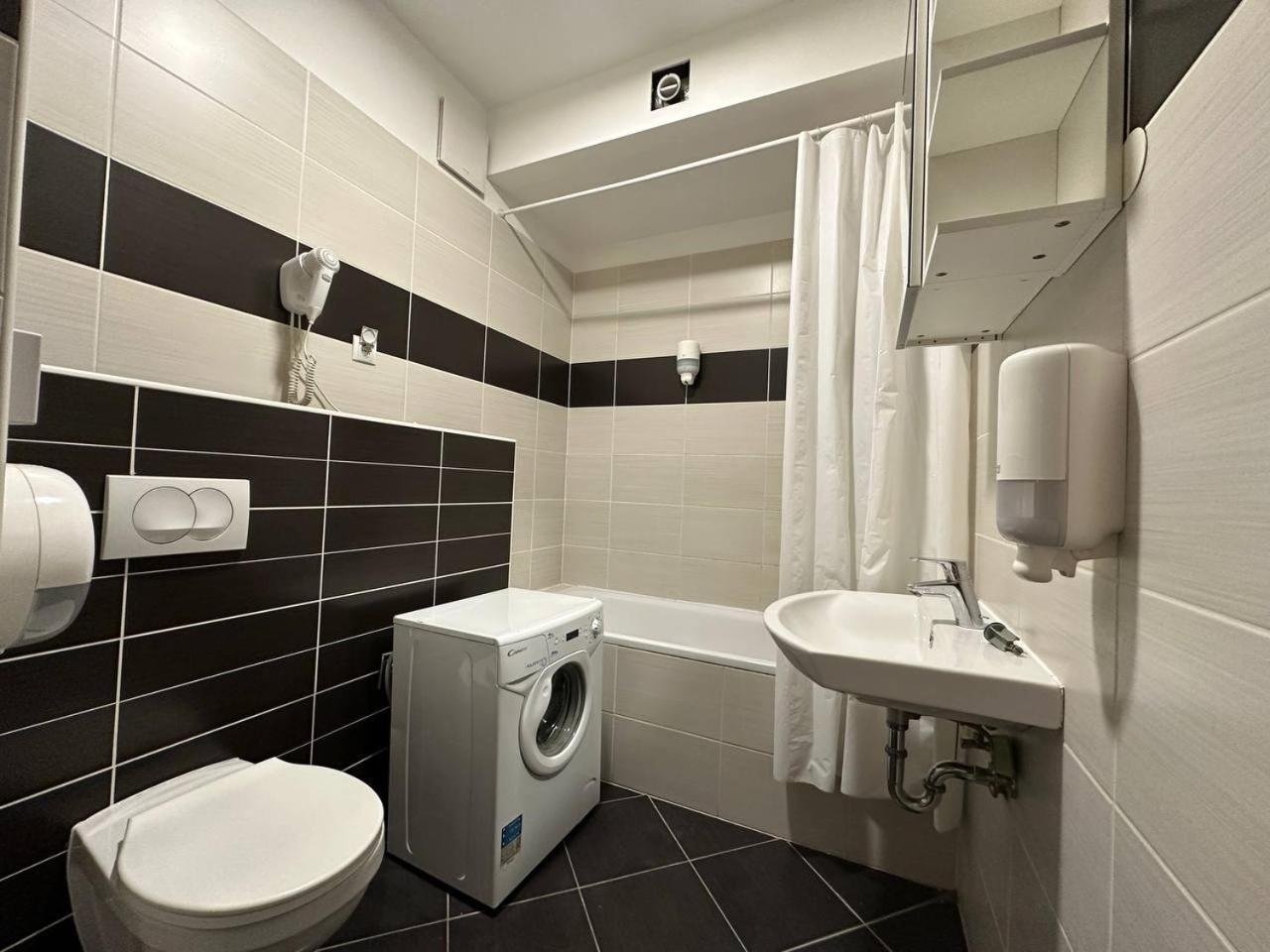 Sun Resort Residential Suite-Free Parking Garage Same Building Budapeste Exterior foto